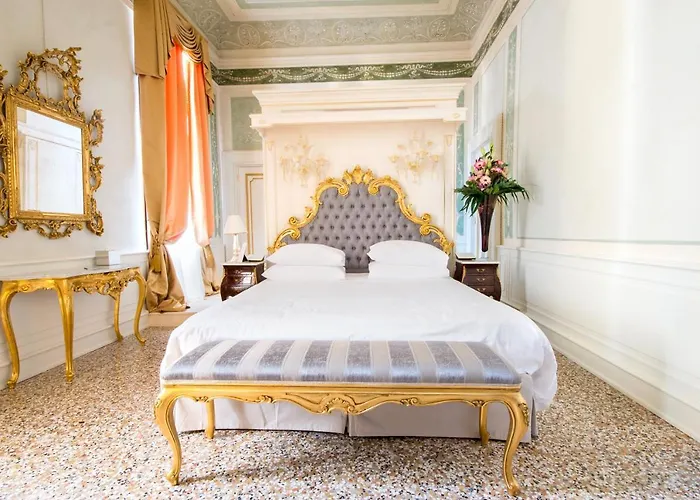 Ca' Bonfadini Historic Experience Hotel